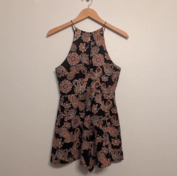 Cute Patterned Romper - Picture 3 of 5